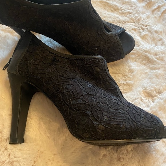 Black lace Maurice’s open toe heels - Picture 3 of 7